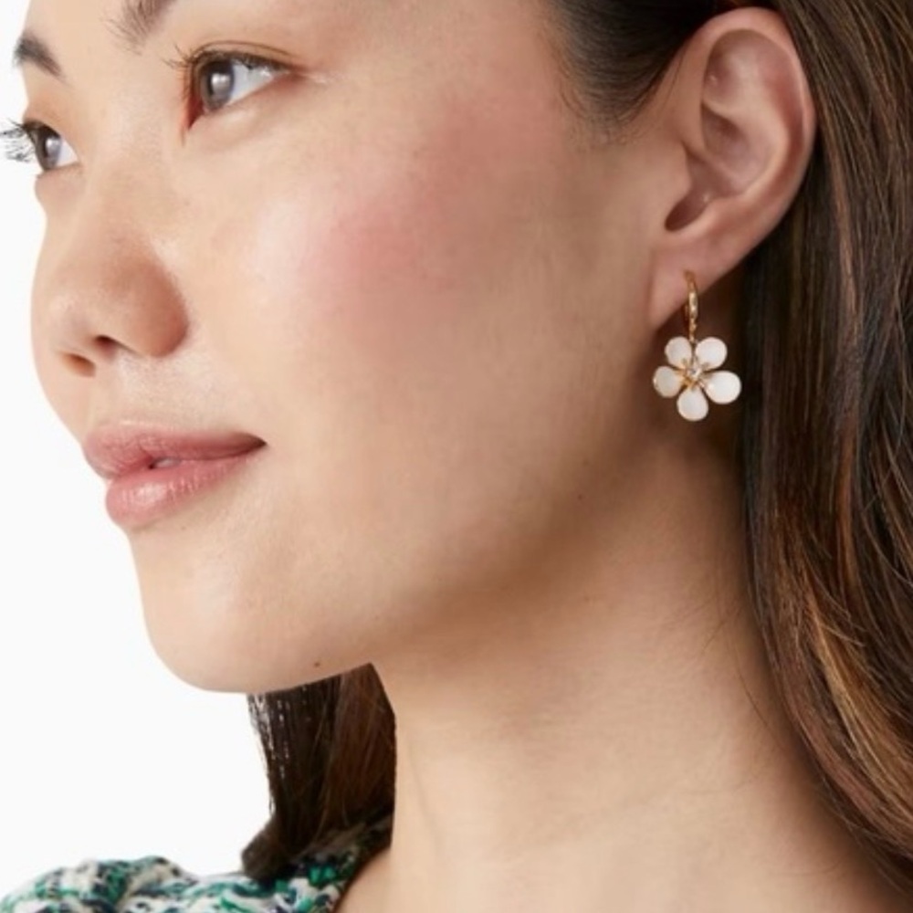 Kate Spade Spring Scene Flower Huggies Earrings - New - Picture 3 of 3